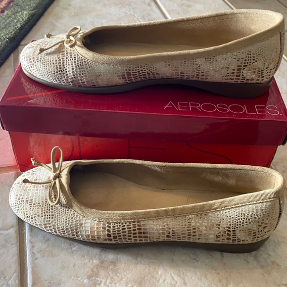AEROSOLES Shoes - Aerosoles tan brown color flats ballerina shoes size 11 M excellent condition